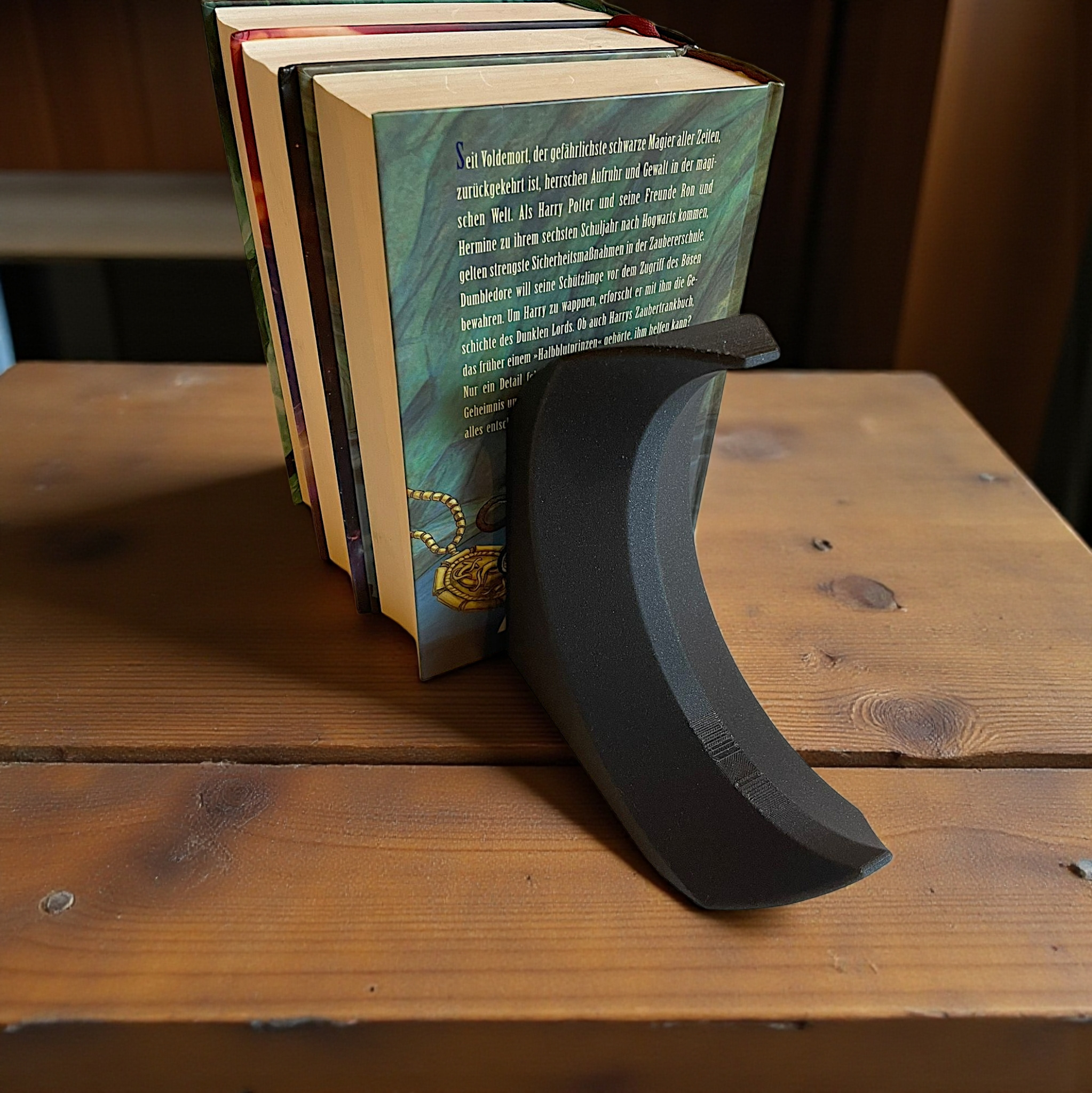 Minimalist crescent-shaped bookends 3D print product image 3 by Deltaprints
