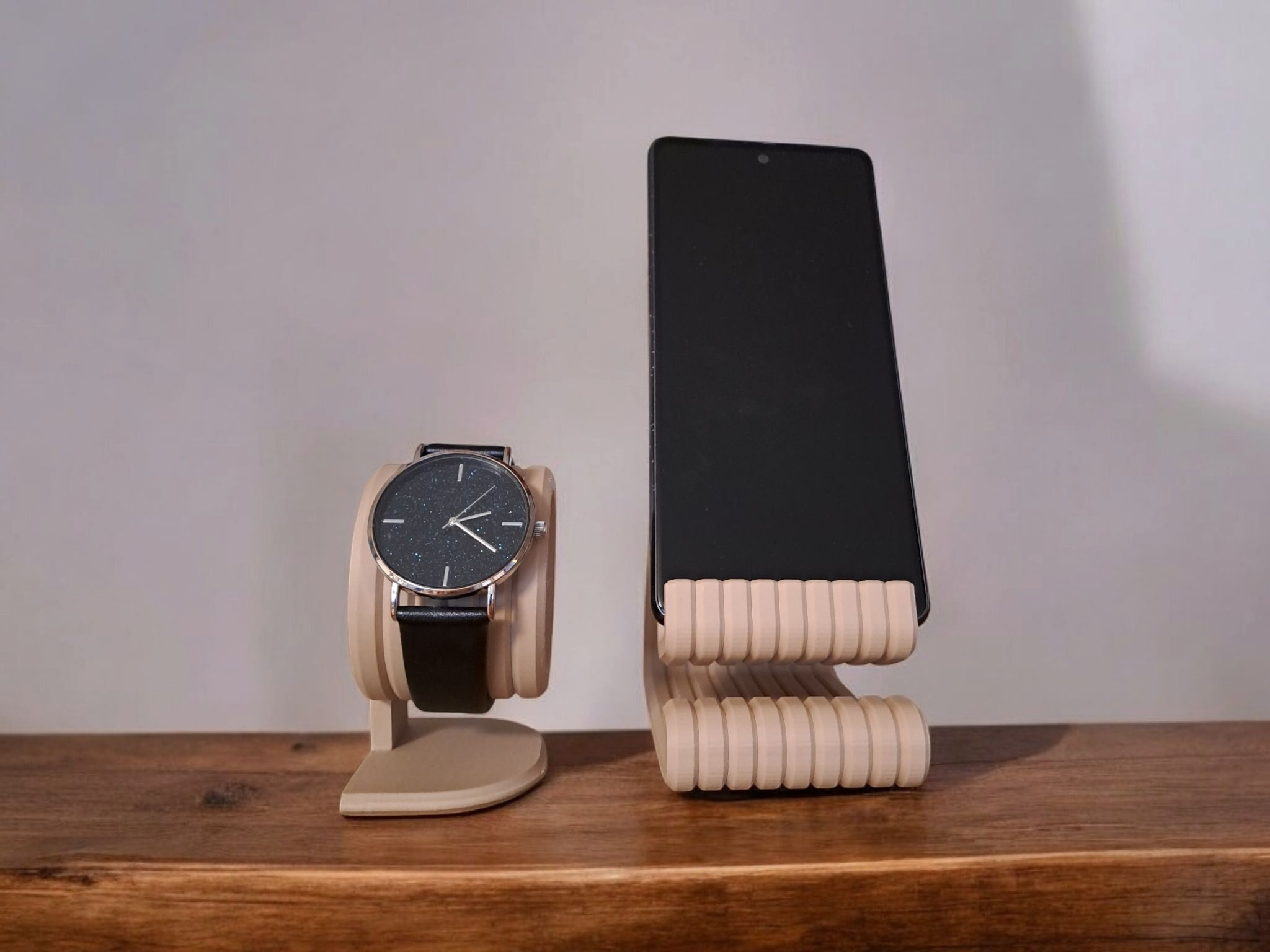 Phone & Smartwatch Holder Set „TechTwist Duo“ 3D print product image 4 by Deltaprints