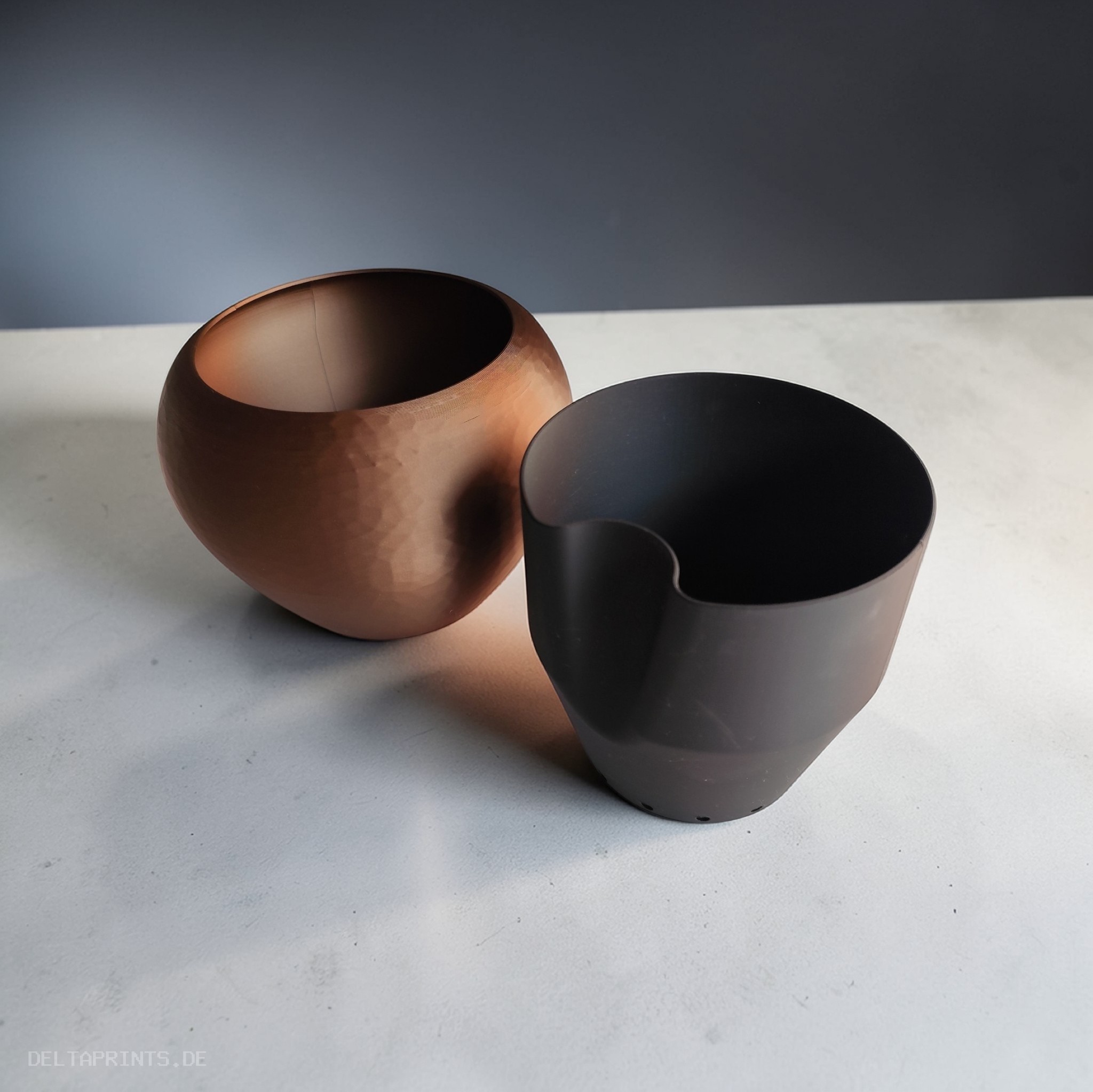 Self-watering plant pot in a hammered design (smooth version included) 3D print product image 4 by Deltaprints