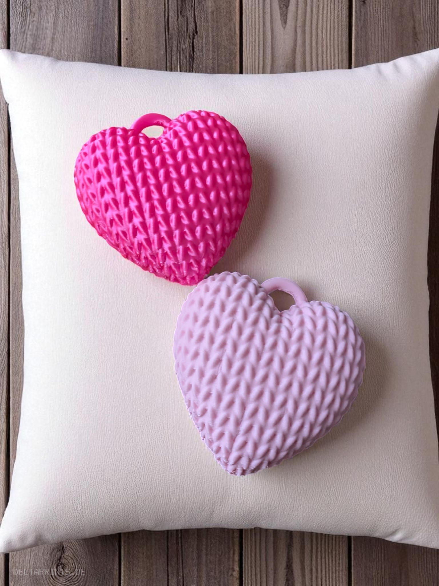 Cute Knitted Heart Keychain (No Assembly) 3D print product image 2 by Deltaprints